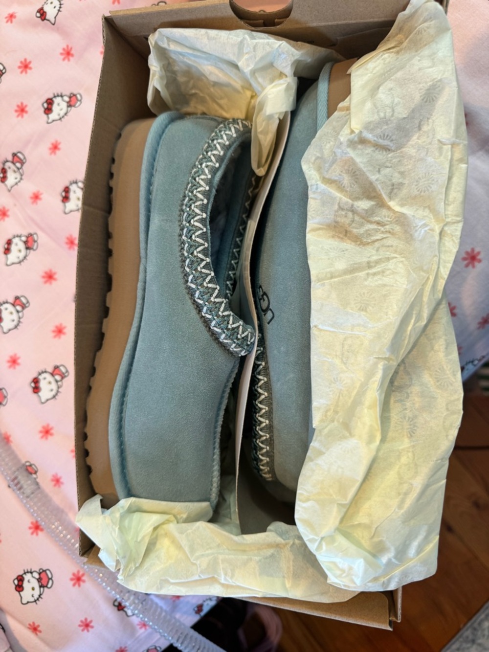 UGG woman’s Blue Slipper Shoes - Picture 4 of 8